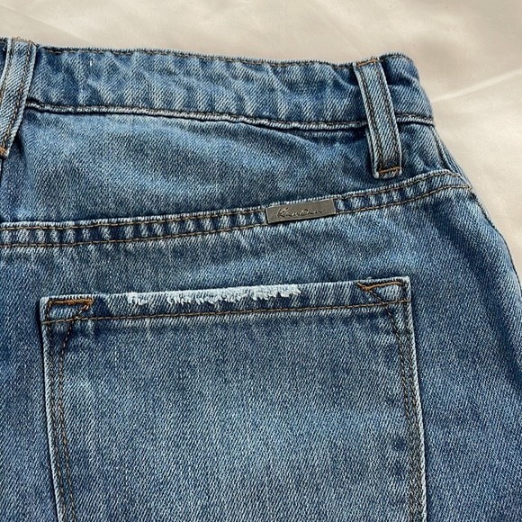 Nwt Kancan The Eleni Distressed Mom Jean Shorts Size 26 Medium Wash Denim — image 6 of 8